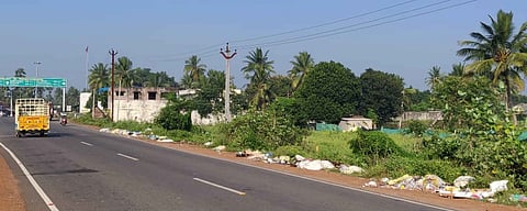 பட்டுக்கோட்டை புறவழிச்சாலையோரத்தில் அகற்றப்படாமல், பல நாள்களாக தேங்கிக் கிடக்கும் குப்பைகள்.