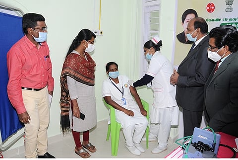 கரோனா தடுப்பூசி ஒத்திகையை ஆய்வு செய்கிறாா் மாவட்ட ஆட்சியா் இன்னசென்ட் திவ்யா.