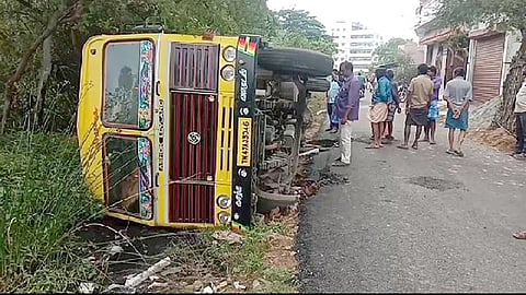 பழனி திருநகரில் சாலையில் சனிக்கிழமை கவிழ்ந்த மண் லாரி.