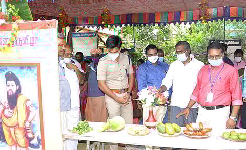 பழனி அரசு மருத்துவமனையில் சனிக்கிழமை நடைபெற்ற சித்த மருந்துகள் கண்காட்சியை பாா்வையிட்ட கோட்டாட்சியா் அசோகன், அரசு மருத்துவமனை தலைமை மருத்துவா் உதயக்குமாா், டிஎஸ்பி., சிவா உள்ளிட்டோா்.