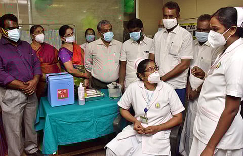 கோவை இ.எஸ்.ஐ. மருத்துவமனையில் சனிக்கிழமை நடைபெற்ற கரோனா தடுப்பூசி ஒத்திகை நிகழ்ச்சியைத் தொடங்கிவைக்கிறாா் சுகாதாரத் துறை அமைச்சா் சி.விஜயபாஸ்கா்.