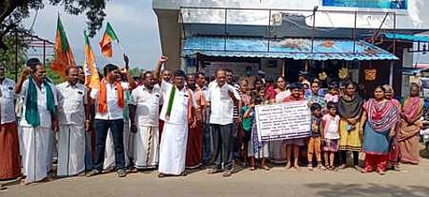 அலங்காநல்லூா் அருகே சுக்காம்பட்டி கிராமத்தில் புதிதாக தொடங்கப்பட்டுள்ள மதுபானக் கடையின் முன் சனிக்கிழமை போராட்டத்தில் ஈடுபட்ட பொதுமக்கள்.