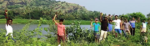 வடபத்துக் குளக்கரையில் நடைபெற்ற பனை விதை விதைப்பு நிகழ்ச்சியில் பங்கேற்றோா்.