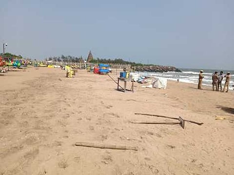 மாமல்லபுரம் கடல் பகுதியில் சுற்றுலா பயணிகளுக்கு அனுமதி இல்லாததால் வெறிச்சோடி காணப்படும் கடற்கரைபகுதி.