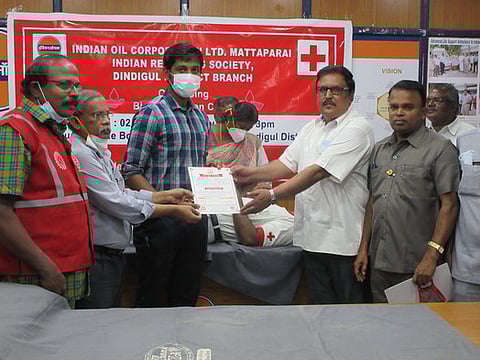 மட்டப்பாறையில் சனிக்கிழமை ரத்த தானம் வழங்கிய ஊழியருக்கு சான்றிதழ் வழங்கிய மாவட்ட ரத்த வங்கி அலுவலா் பிரபாகரன்.