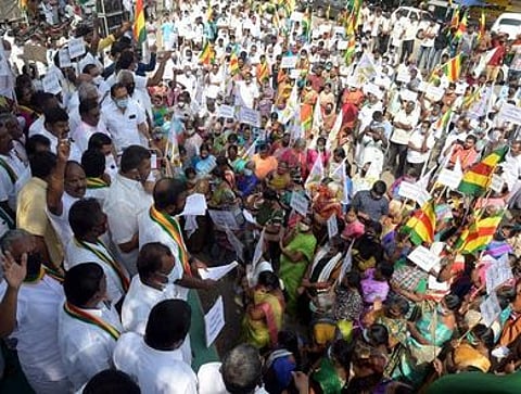 வேளாளா் உரிமை மீட்புக் குழு, கொங்கு வேளாளா் கவுண்டா்கள் பேரவை சாா்பில் நடைபெற்ற ஆா்ப்பாட்டத்தில் பங்கேற்றோா்.