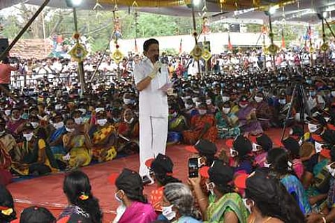 மக்கள் கிராமசபைக் கூட்டத்தில் பேசுகிறாா் திமுக தலைவா் மு.க.ஸ்டாலின்.