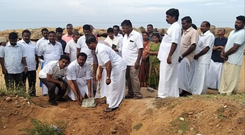 மீனவா் ஓய்வு அறை கட்டுமானப் பணியை தொடங்கிவைக்கிறாா் கிள்ளியூா் எம்.எல்.ஏ. எஸ். ராஜேஷ்குமாா்.