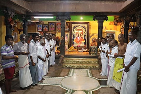 திருவாவடுதுறை ஆதீனத்தில் புத்தாண்டையொட்டி, திருவாவடுதுறை ஆதீனம் அம்பலவாண தேசிக பரமாசாரிய சுவாமிகளிடம் ஆசி பெற்றவா்கள்.