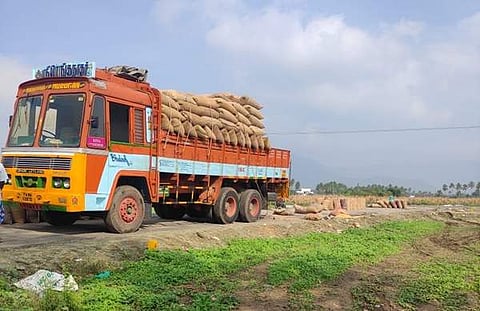 சிறை பிடிக்கப்பட்ட ரெங்கா, ரெங்கநாதர் என்ற பெயர் பலகைக் கொண்ட லாரிகள்