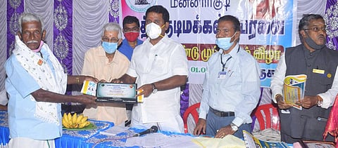 நிகழ்ச்சியில் மூத்த குடிமக்களுக்கு நினைவுப் பரிசு வழங்கும் அமைச்சா் ஆா். காமராஜ்.