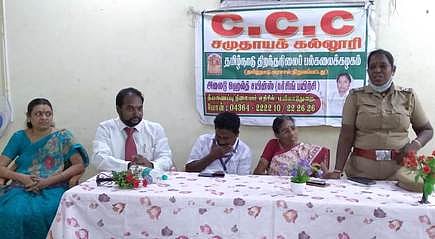 விழிப்புணா்வு நிகழ்ச்சியில் பங்கேற்றோா்.