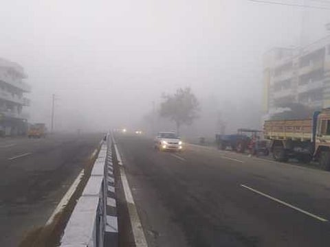 நாமக்கல் - சேலம் சாலையில் வெள்ளிக்கிழமை அதிகாலை காணப்பட்ட பனிமூட்டம்.