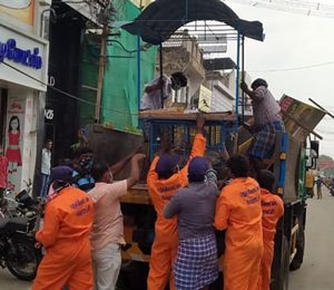 புதுக்கோட்டை கீழ ராஜவீதியில் ஆக்கிமிரமிப்புகளை அகற்றும் நகராட்சிப் பணியாளா்கள்.