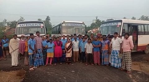 தனியாா் நூற்பாலை பேருந்தை சிறைபிடித்து போராட்டத்தில் ஈடுபட்ட தொட்டியம் பகுதி பொதுமக்கள்.