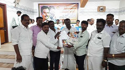 நிவாரண உதவிகளை பெற்றுக்கொண்ட ஓவியா்கள், பெயிண்டா்கள்.