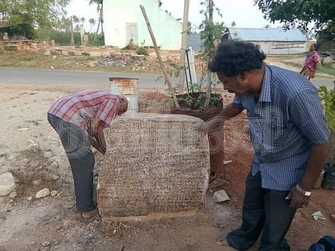 உலிபுரத்தில் கல்வெட்டினை ஆய்வு செய்யும் ஆய்வாளர்கள் வீரராகவன், வெங்கடேசன்.