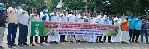 தஞ்சாவூா் ரயிலடியில் வெள்ளிக்கிழமை உறுதிமொழி எடுத்துக் கொண்ட அகில இந்திய விவசாயிகள் போராட்ட ஒருங்கிணைப்புக் குழுவினா்.