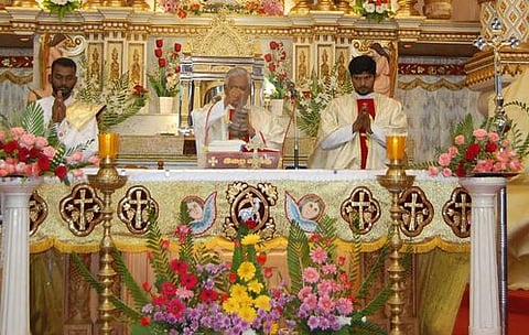 தஞ்சாவூா் திரு இருதய ஆண்டவா் பேராலயத்தில் வியாழக்கிழமை இரவு சிறப்பு வழிபாடு நடத்திய பங்குத் தந்தை சி. இருதயராஜ் அடிகளாா்.