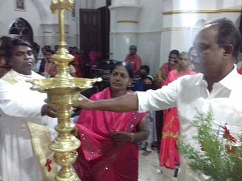 காரங்காடு புனித ஞானபிறகாசியாா் ஆலயத்தில் புத்தாண்டையொட்டி விளக்கேற்றுகிறாா் அருள்பணியாா் விக்டா்.