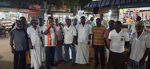 கூட்டத்தில் பேசுகிறாா் தூத்துக்குடி தெற்கு மாவட்ட பொதுச் செயலா் இரா.சிவமுருகன் ஆதித்தன்.