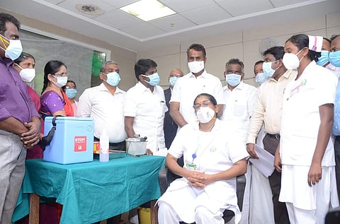 கோவை இ.எஸ்.இ. மருத்துவமனையில் கரோனா தடுப்பூசி வழங்கும் ஒத்திகை முகாமை தொடங்கி வைக்கிறார் சுகாதாரத் துறை அமைச்சர் சி.விஜயபாஸ்கர்.