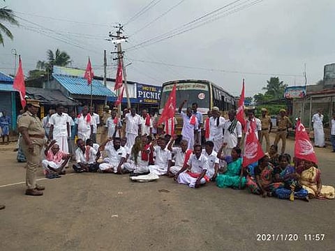 நிவாரணம் வழங்கக் கோரி சாலை மறியல் போராட்டத்தில் ஈடுபட்ட இந்திய கம்யூனிஸ்ட் கட்சியினர்.