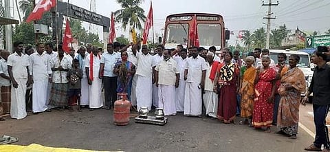 கோட்டூரில் சாலையில் எரிவாயு உருளை அடுப்பு வைத்து சமையல் செய்து சாலை மறியலில் ஈடுப்படும் சிபிஐ மற்றும் விவசாய சங்கத்தினர்.