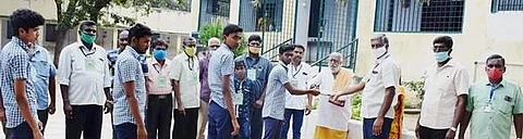 சங்ககிரி அரசு பெண்கள் மேல்நிலைப்பள்ளி மாணவிகளுக்கு கபசுர குடிநீர் வழங்கும் பணியை தொடக்கி வைக்கிறார் இன்னீர்வீல் சங்க முன்னாள் தலைவி வசந்திமுரளிதரன்.