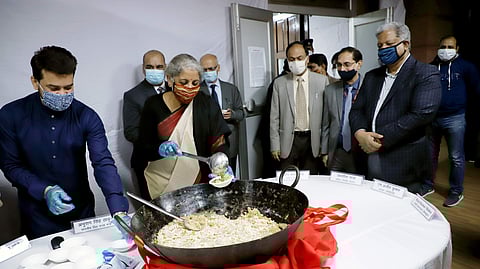 பட்ஜெட் அல்வா வழங்கிய நிதியமைச்சர் நிர்மலா சீதாராமன்