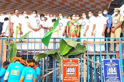 குமாரபாளையம் ஜல்லிக்கட்டு போட்டியை கொடியசைத்து தொடங்கி வைத்த அமைச்சர்கள்.
