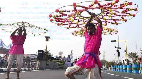 நாட்டுப்புற கலை நிகழ்ச்சிகளை செய்து அசத்தும் கலைஞர்கள்.