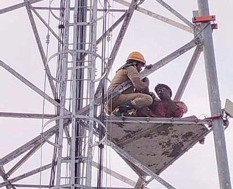 மீட்பு நடவடிக்கையில் ஈடுபட்டுள்ள தீயணைப்புத்துறையினர்.