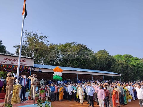 திருச்சியில் ஆட்சியர் சு. சிவராசு தேசியக் கொடி ஏற்றினார்