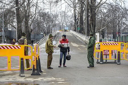 குடியரசு தினத்தை முன்னிட்டு ஸ்ரீநகரில் தடுப்புகள் அமைத்து திங்கள்கிழமை சோதனையில் ஈடுபட்ட பாதுகாப்புப் படை வீரா்கள்.