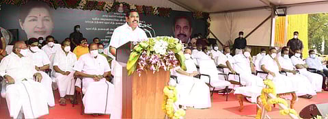 மேடையில் முதல்வர் எடப்பாடி கே.பழனிசாமி