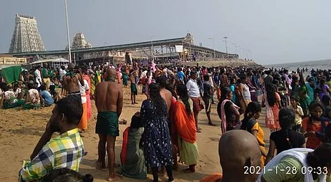 பக்தர்கள் கூட்டத்தால் நிரம்பி வழிந்த திருச்செந்தூர் அருள்மிகு சுப்பிரமணிய சுவாமி திருக்கோவில்.