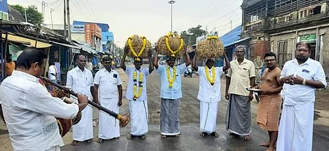 வேதாரண்யம் கோவிலுக்கு நெல் கோட்டையுடன் வந்த குன்னலூர் விவசாயிகளுக்கு அளிக்கப்பட்ட வரவேற்பு.