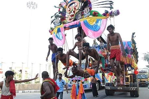 பறவைக் காவடி எடுத்து வந்து தங்கள் நேர்த்திக்கடனை செலுத்தும் பக்தர்கள்.