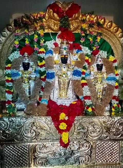 புதிதாக வடிவமைக்கப்பட்டவெள்ளிக்கவசம் அலங்காரத்தில் எழுந்தருளி அருள்பாலித்த மானாமதுரை வள்ளி தெய்வானை சமேத வழிவிடு முருகன்.