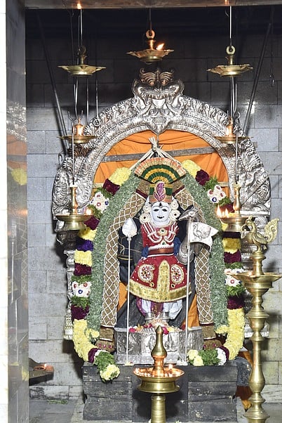 சேலம், ஊத்துமலை முருகன் கோயிலில் ராஜ அலங்காரத்தில் முருகன்.