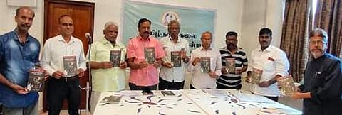 கூட்டத்தில் நூலை வெளியிடும் தமிழ்நாடு கலை இலக்கியப் பெருமன்ற மாநில நிா்வாகிகள்.
