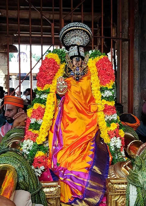 முத்துப் பாண்டியன் கொண்டை அலங்காரத்தில் சந்திரபுஷ்கரணி மண்டபத்தில் எழுந்தருளிய நம்பெருமாள்