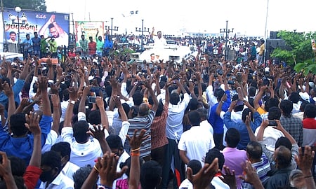 ஆலோசனைக் கூட்டத்திற்கு வந்த அழகிரியின் ஆதரவாளா்கள்.