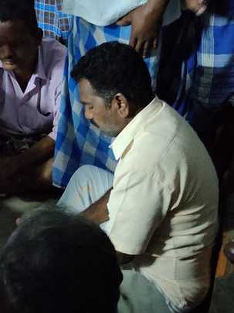 சிறை பிடிக்கப்பட்ட வியாபாரி சரவணன்.