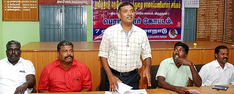 பெரம்பலூரில் ஞாயிற்றுக்கிழமை நடைபெற்ற சாலைப் பணியாளா்கள் சங்க கோட்ட மாநாட்டில் பேசுகிறாா் மாநில பொதுச் செயலா் ஏ. அம்சராஜ்