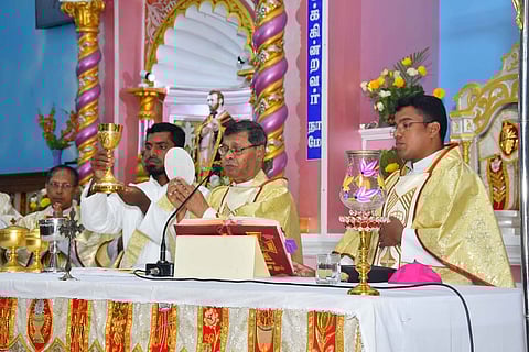 திருப்பலி நடத்தி வைக்கிறாா் தூத்துக்குடி மறைமாவட்ட ஆயா் ஸ்டீபன்.