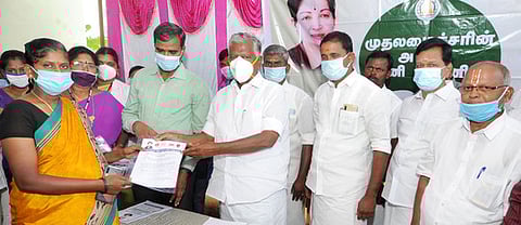 காவேரிப்பட்டணத்தை அடுத்த பன்னிஅள்ளியில் நடைபெற்ற சிறு மருத்துவமனை திறப்பு விழாவில் பயனாளிக்கு நலத் திட்ட உதவியை வழங்குகிறாா் கே.பி.முனுசாமி எம்.பி.