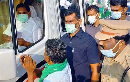 வைகை அணையிலிருந்து பாசனத்துக்கு தண்ணீா் திறக்க முதல்வரிடம் விவசாயிகள் கோரிக்கை மனு