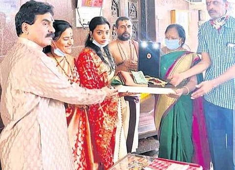 பத்மாவதி தாயாருக்கு லட்சுமி காசு மாலையை நன்கொடையாக வழங்கிய ஆந்திர முன்னாள் அமைச்சா் ராஜகோபால்.